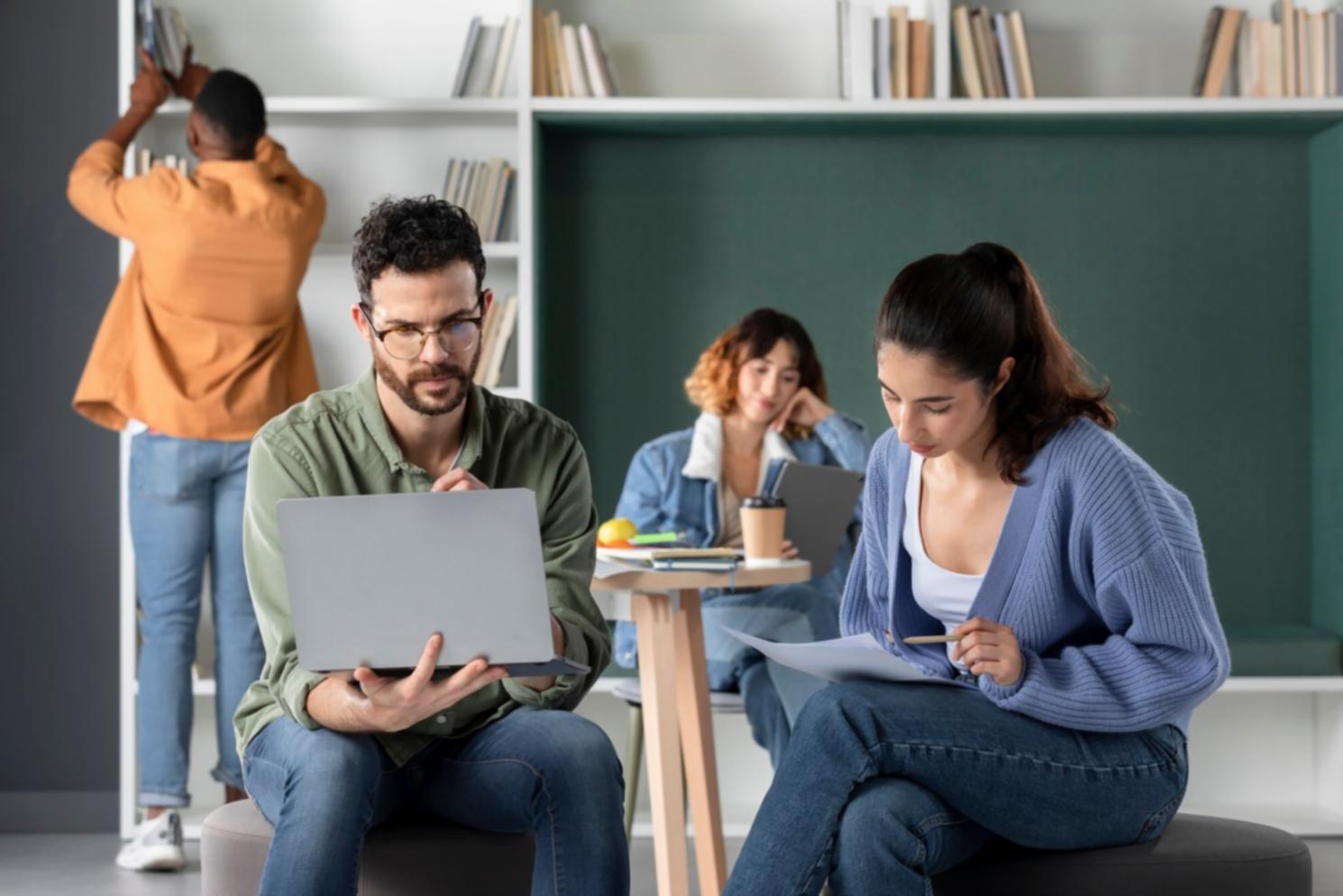 Espace de travail organisé avec ordinateur et café